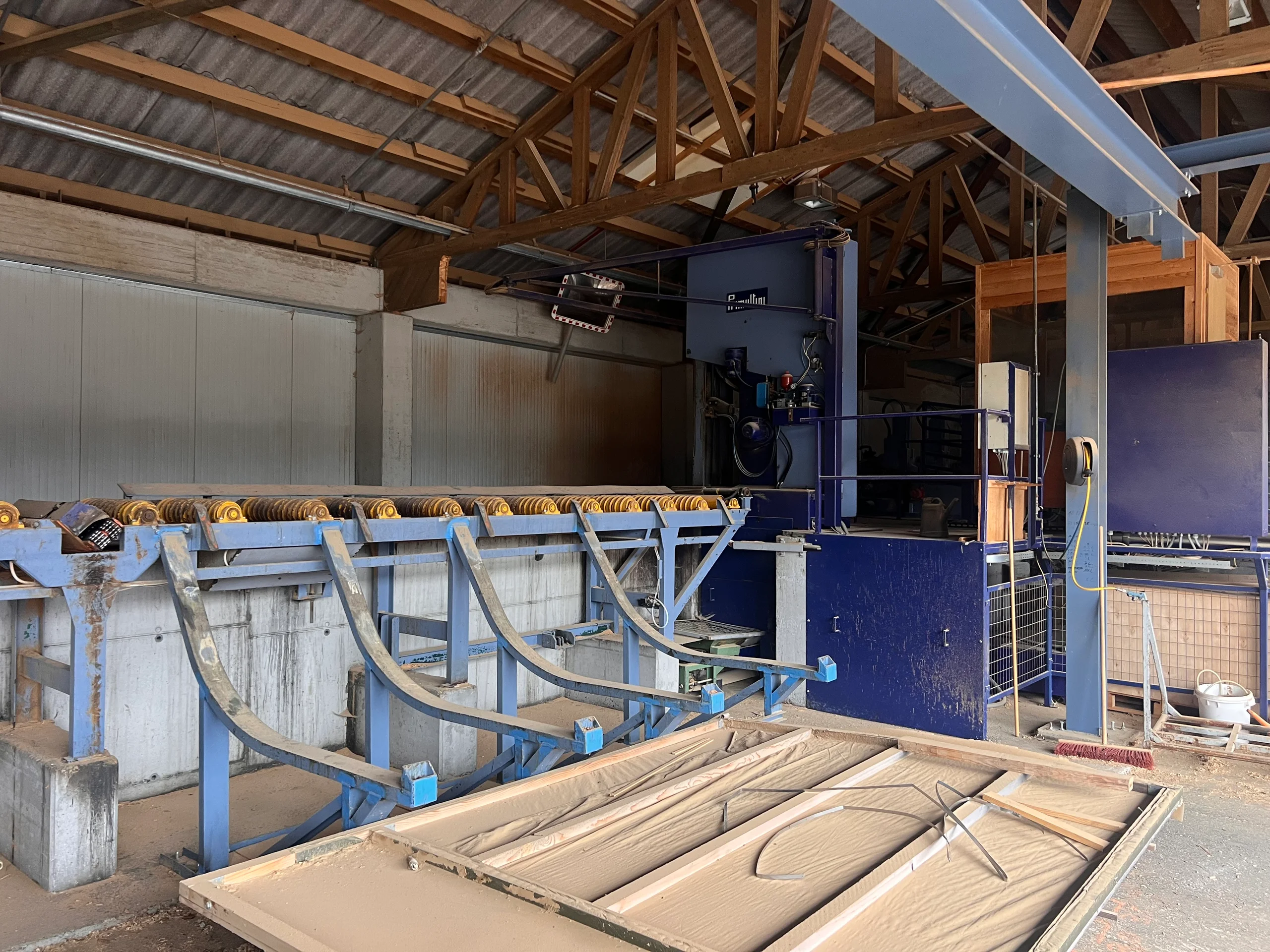 Bandsaw for heavy timber